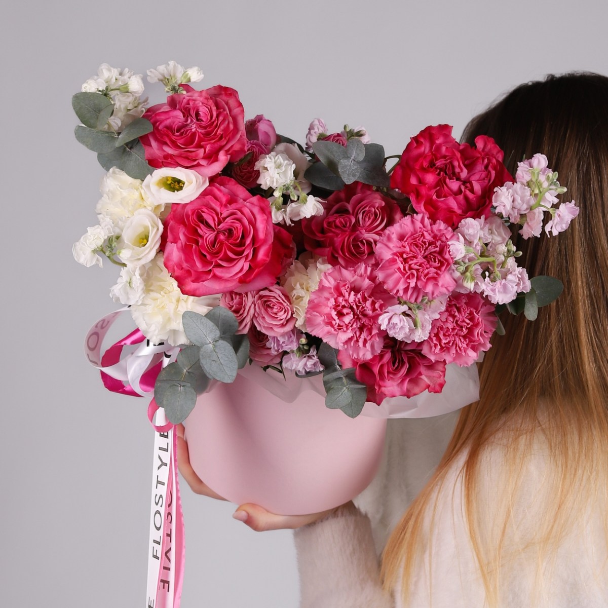 Шляпная коробка с цветами 